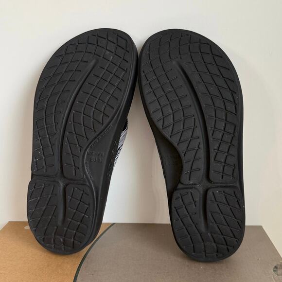 OOFOS Black/Burgundy Unisex Sandals Slip On Flip Flop- Men 6- Women 8 main image 9
